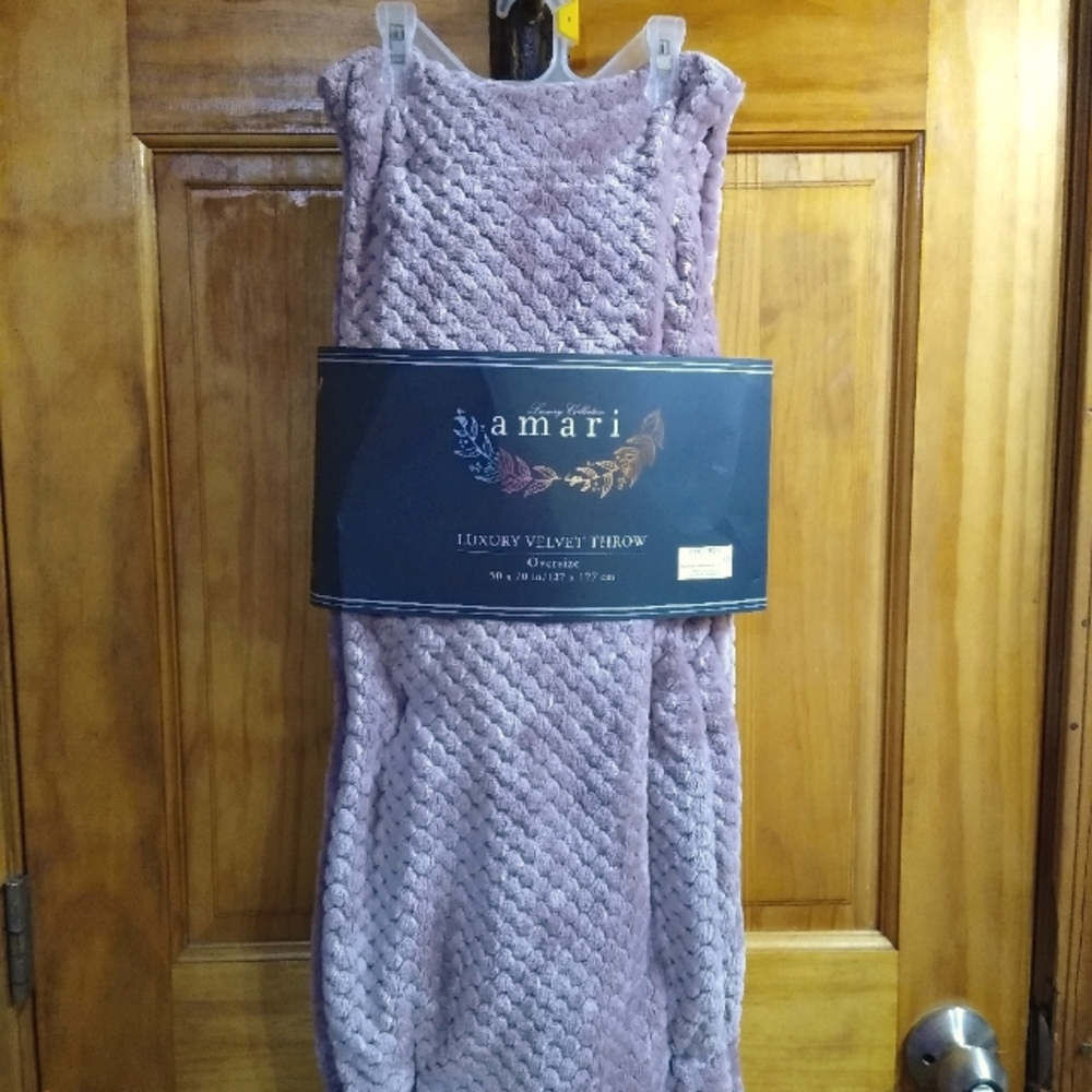 NWT Amari Luxury Throw